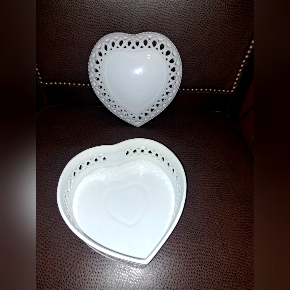 VTG Mikasa Heart Shaped Porcelain Jewelry Box.